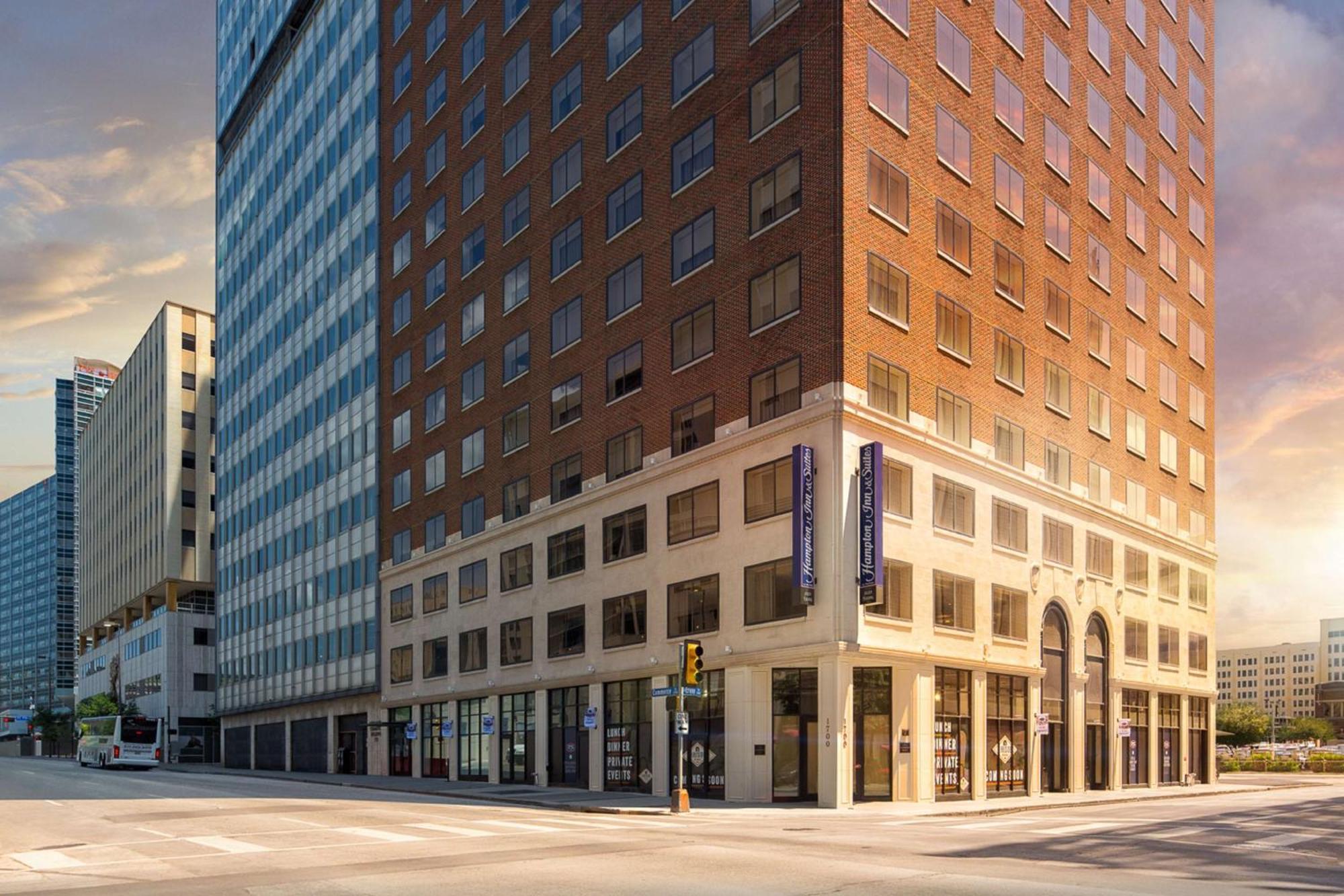 Hampton Inn & Suites Dallas Downtown Exterior photo